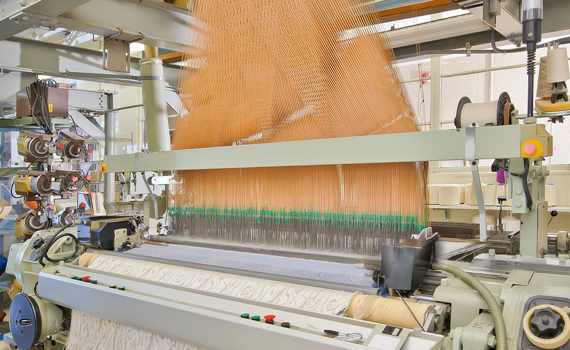 High-speed air-jet loom weaving fine woolen fabric