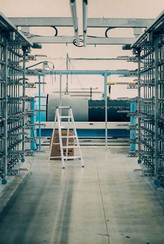 Industrial warping machine aligning yarns for weaving